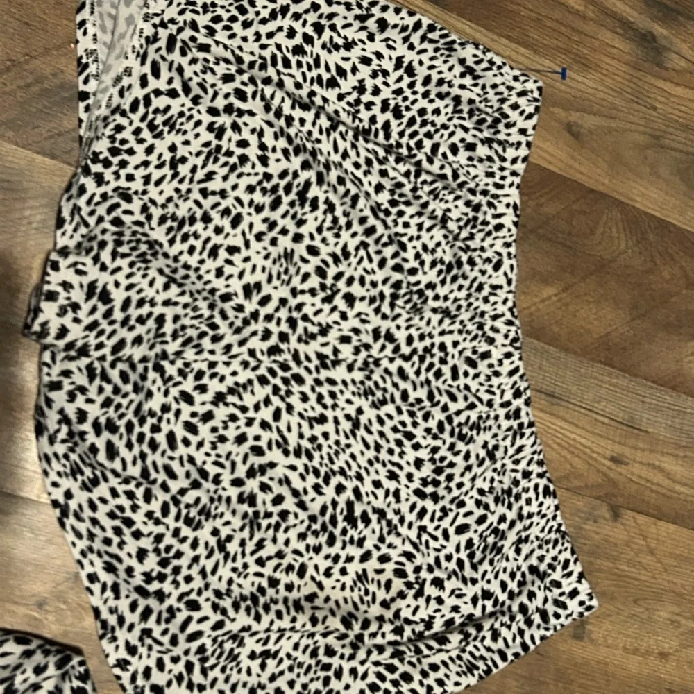 Michelle Miller two piece shirt and shorts lounge set. Size large with - Picture 5 of 5